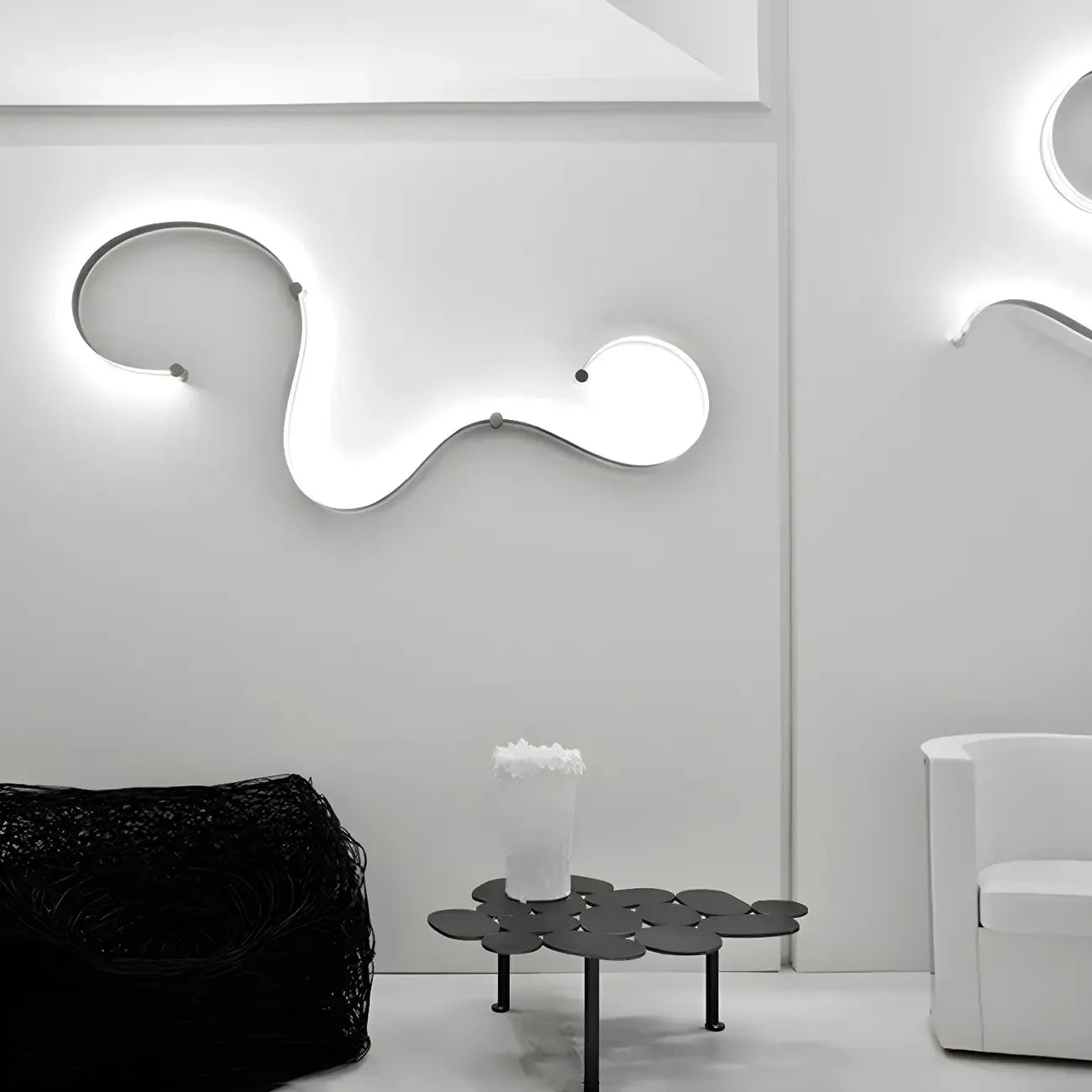 Unique Black Linear Flowing LED Wall Sconce for Living Room